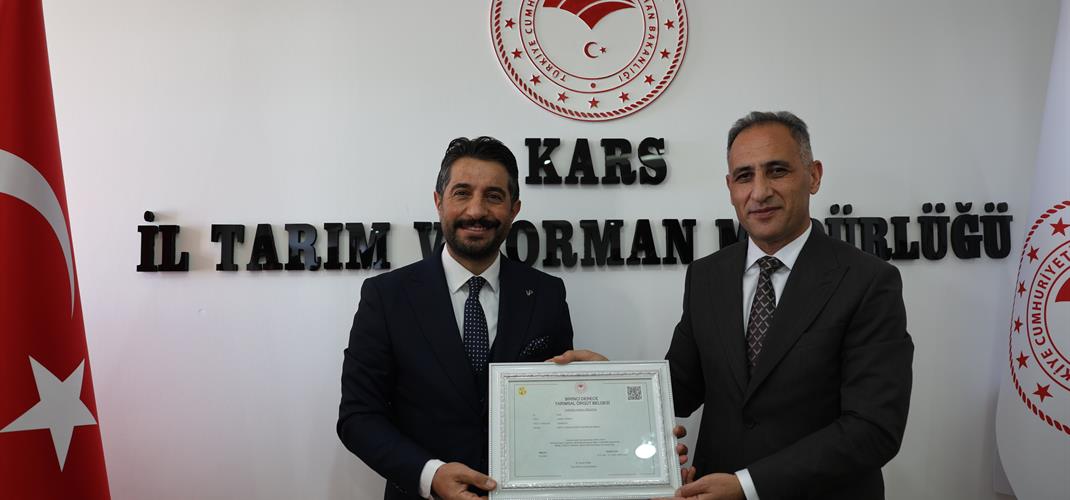 1. Derece Tarımsal Amaçlı Örgüt olmaya hak kazanan, Kars Damızlık Sığır Yetiştiricileri Birliği’nin belgesi, İl Müdürümüz Sayın Enver AYDIN tarafından Birlik Başkanı Eren ALP ve Yönetim Kurulu üyelerine teslim edildi.