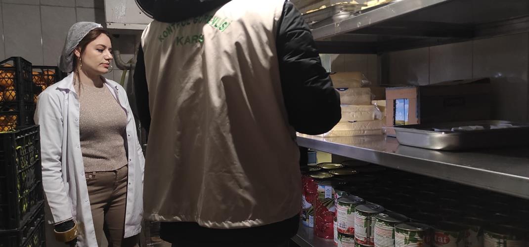 İl ve İlçe Müdürlüğümüz teknik personellerince, ilimiz genelinde faaliyet gösteren yurtlar, okul kantinleri ve diğer toplu tüketim faaliyeti yürüten işletmelere yönelik resmi gıda kontrollerimiz aralıksız devam etmektedir.